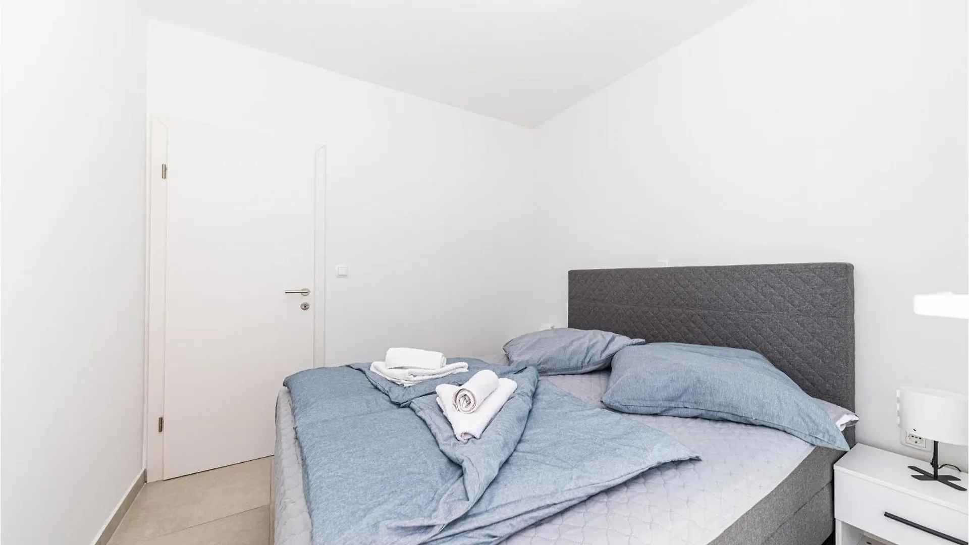 Beautiful Apartment In Seget Donji With Wifi تروغير