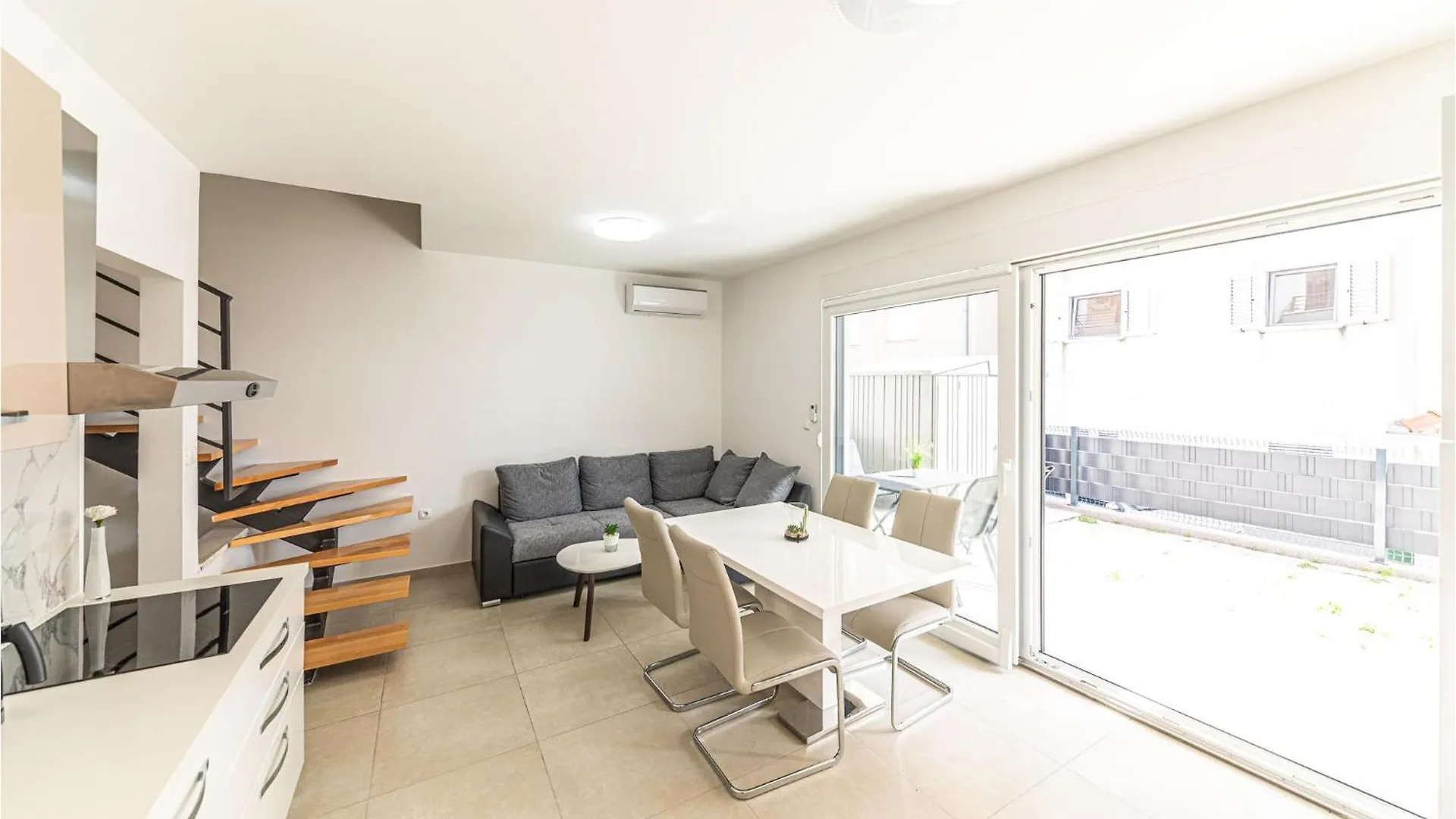 Beautiful Apartment In Seget Donji With Wifi تروغير