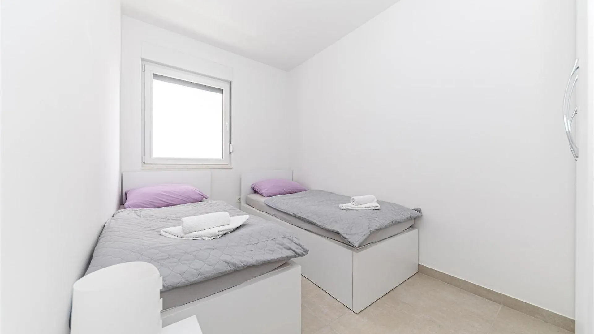 Beautiful Apartment In Seget Donji With Wifi Trogir