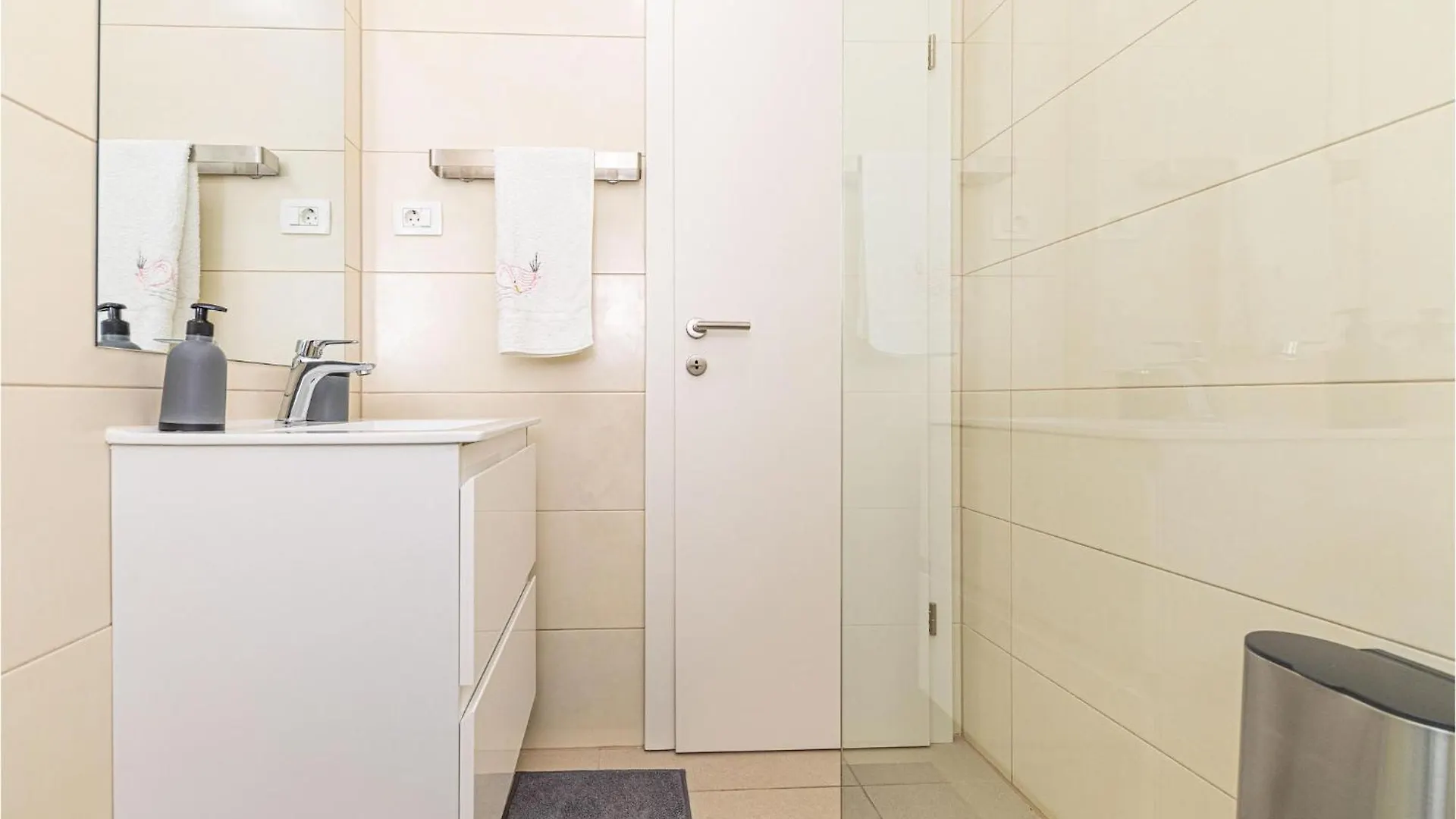 Beautiful Apartment In Seget Donji With Wifi Trogir
